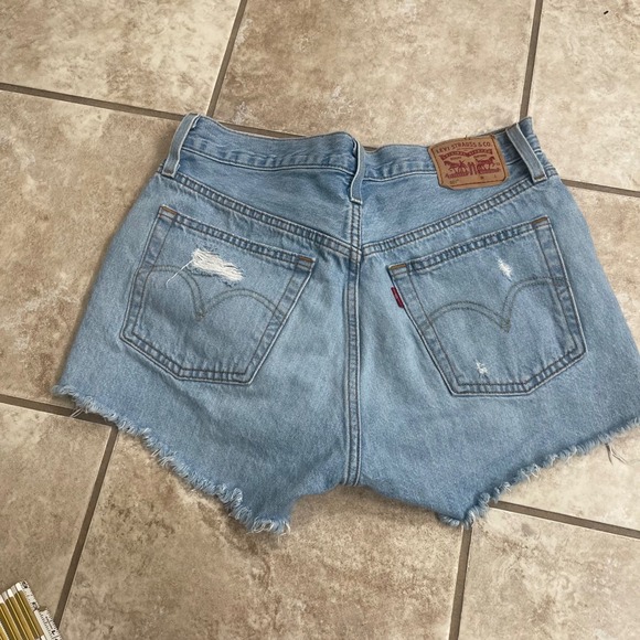Levi's 501 Women's Light Wash Distressed Denim Cutoff Jean Shorts Size large NWT - Picture 3 of 8